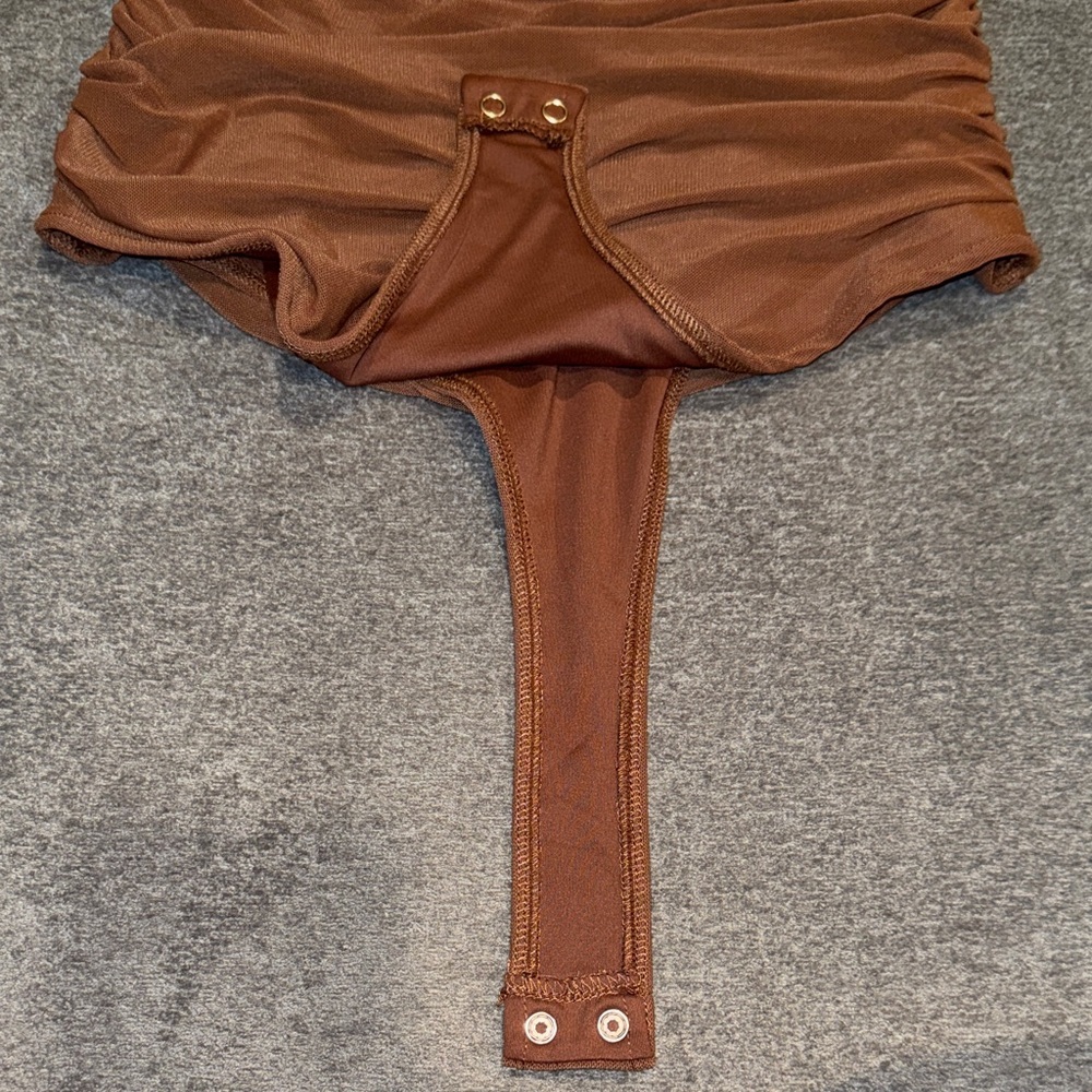 PINKM STYLE- NWOT Women’s Brown Short Sleeve Ruched bodysuit Size Medium - Picture 9 of 12